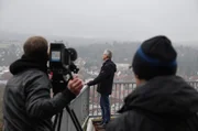 Karl-Heinz Reichel, der Besitzer des „Suhler Weinkellers“, blickt während der Dreharbeiten auf Suhl.