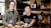 Torsten "The Brain" (li.) und Kay "The Hammer" (re.) sind sie die Betreiber von zwei angesagten Burger-Lädem im Ruhrpott.