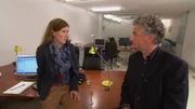Mareike Baumann ist überglücklich mit ihrem neuen Job. Doch sie findet raus, dass der wohltätige Verein systematisch Spendengelder veruntreut. Was hat Chef Kurt Behrend damit zu tun?