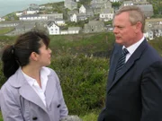 Martin (Martin Clunes, r.) und Louisa (Caroline Catz, l.) wollen endlich vor den Traualtar treten. Doch die Hochzeitsvorbereitungen scheinen unter keinem guten Stern zu stehen. Al und Bert haben Probleme mit dem Catering, der Florist wird verhaftet und der Vikar bricht sich ein Bein ...