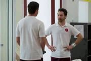 Peter Burke (Tim DeKay, l.) und David Cook (Michael Weston)