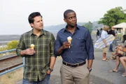 Shawn (James Roday, li.) und Gus (Dulé Hill) werden am Pier von Santa Barbara von einer Frau um Hilfe gebeten, die angeblich für ein Verbrechen, welches sie nicht begangen hat, aus dem Weg geräumt werden soll...