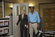 Juliet O'Hara (Maggie Lawson) und Gus (Dulé Hill) können nicht fassen, dass Detective Lassiter beschuldigt wird, einen Mord begangen zu haben.