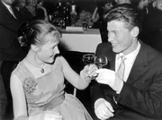WDR Fernsehen UNSERE 50ER JAHRE, "1. Vaterlos" - "Wie wir wurden, was wir sind" am Freitag (27.07.12) um 23:15 Uhr.
Rose Brock mit ihrem Tanz-Partner beim Abschlussball der Tanzschule.