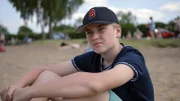 Auch in seiner Freizeit am Strand trägt David stolz das Baseballcap seines Teams.