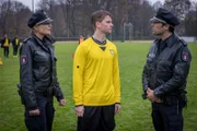 Melanie (Sanna Englund, l.) und Mattes (Matthias Schloo, r.) statten Yanik Jungbluth (Aaron Koszuta, M.) erneut einen Besuch ab. Doch der Fußballspieler will sich immer noch nicht an die vergangene Nacht erinnern können.