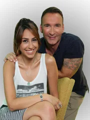 Das Netz bietet eine schier unendliche Auswahl an witzigen Clips, urkomischen Homevideos und trendigen Challenges. Jochen Bendel (r.) und Melissa Khalaj (l.) laden zum Lachmuskeltraining ganz bequem auf der Couch ein.