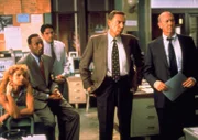 Ein Model ist tot und ein anderes liegt schwer verletzt im Krankenhaus. (v.li.) Det. Monique Jefferies (Michelle Hurd), Det. Eddie Green (Jesse L. Martin), Det. Ken Briscoe (Chris Orbach), Det. Lennie Briscoe (Jerry Orbach) und Capt. Don Cragen (Dann Florek) sind auf der Suche nach dem T%ter...