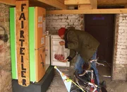 In sogenannten Fairteilern teilt die Foodsharing-Bewegung Lebensmittel, die sonst weggeworfen werden