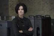 Während sich Jane (Jaimie Alexander) aus der Hand der hemmungslosen Entführer befreien kann, erfährt Weller, dass die Gangster ihn und eine wichtige Wissenschaftlerin im Dark Web meistbietend versteigern wollen ...