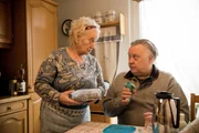 Gemeinsam bereiten Renate (Carmen-Maja Antoni) und Günter (Bernd Stegemann) das Geburtstagsgeschenk für ihre Schwiegertochter vor.