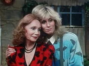 Mona (Katherine Helmond, l.) und ihre Tochter Angela (Judith Light, r.) sind in trauter Zweisamkeit vereint.