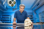 Der Leiter der Berliner Rechtsmedizin, Prof. Dr. Michael Tsokos, und seine Kollegen können wichtige und entscheidende Fragen beantworten, die die Ermittler der Aufklärung der Todesfälle näherbringt ...