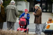 Gefragt: Herbert Thiel (Claus D. Clausnitzer, r) verkauft seine Kekse an Senioren.