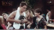 Tony (Tony Danza, l.) wird von seiner Tochter Samantha (Alyssa Milano, r.) als Kellner in einem Damenclub erwischt.