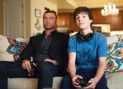 Ein rarer Moment gemeinsam auf dem Sofa: Devon Bagby als Conor Donovan, Liev Schreiber als Ray Donovan