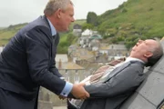 Als der verwirrte alte Hausmeister (Brian Pettifer, r.) auf das Schuldach klettert, kann nur noch Doc Martin (Martin Clunes, l.) ihn retten, denn er hat Kohlenmonoxiddämpfe eingeatmet, als er die Schulböden mit Dünger gereinigt hat ...