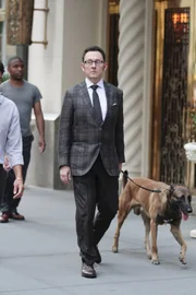 Harold Finch (Michael Emerson) ist mit seinem Hund Bear unterwegs, um mit Reese und Shaw herauszufinden, wer es auf den Unternehmer Wayne Kruger abgesehen hat.