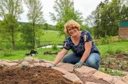 Landfrau Irmgard Feuerbach in ihrem Selbstversorgergarten