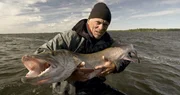 Jeremy Wade hält the musky