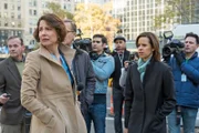 Counselor Lisa Hassler (Robin Weigert, l.), Jenna Wolfe (spielt sich selbst)