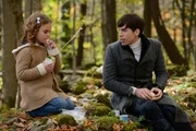 In ihrem Versteck im Wald haben Kira (Skyler Wexler) und Felix (Jordan Gavaris) Gelegenheit sich zu unterhalten.