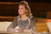 Jurymitglied Ella Endlich bewertet die Performance der verbliebenen Kandidaten, die im Finale des Auslands-Recalls im Amphitheater des "Sun City Ressorts" gegeneinander antreten.