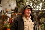 American Pickers Season1 EP Frank's Gamble, American Pickers Die Troedelsammler Staffel1 EP Auf dem Schrottplatz
Hoarder of old stuff smiles..