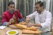 Olivenölspezialisten testen in Andalusien die Qualität der ersten Ölpressung.