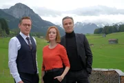 In the middle: Julia Berghammer (Lavinia Wilson)