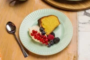 Klassische italienische Biskuitkuchen Scheibe serviert mit Beeren.