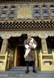 George McGavin trifft den Premierminister von Bhutan, um ihm die Ergebnisse der Expedition zu präsentieren. Er trägt dem Anlass angemessen einen Gho, ein traditionelles Kleidungsstück der Männer Bhutans.