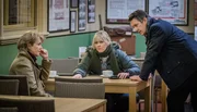 Helen (Jill Baker, l.) vertraut sich endlich der Polizei - Catherine (Sarah Lancashire) und Phil Crabtree (Alan McKenna) an: Ihre Tochter Ann wurde entführt.