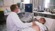 Prof. Nisar Malek untersucht den Magen-Darm-Trakt von Ulrike Hauck, die an Sodbrennen leidet.