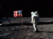 Erste Schritte auf den Mond am 20.07.1969: Edwin Aldrin neben der US-Flagge