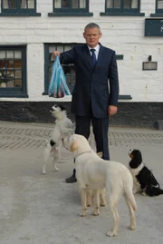 Frischfleisch und eine Hundemeute - Doc Martin (Martin Clunes) als Dompteur unterwegs ...