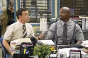 Charles Boyle (Joe Lo Truglio, l.), Terry Jeffords (Terry Crews)