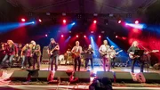 Eine extra für diese Nacht zusammengestellte Supersession – ein Kapitel Blues & Rock-Geschichte, einmalig in dieser Form. Anlässlich des 50sten Burg Herzberg Festivals versammelt sich um die Hamburg Blues Band mit Bandleader Gert Lange die Creme de la Creme der Europäischen Blues & Rocksszene: The HERZBERG BLUES ALLSTARS!