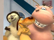 Die drei Freunde Pat, Stan und Stuart laden Tante Martha zum Abendessen ein.