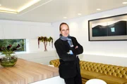 Kevin McCloud im Haus von Claire Farrow und Ian Hogarth in Kensington.