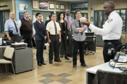 V.l.: Hitchcock (Dirk Blocker), Scully (Joel McKinnon Miller), Amy Santiago (Melissa Fumero), Charles Boyle (Joe Lo Truglio), Rosa Diaz (Stephanie Beatriz), Terry Jeffords (Terry Crews), Jake Peralta (Andy Samberg), Captain Ray Holt (Andre Braugher)