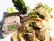 Spargelschnitzel mit Steinpilzen und Tagliatelle.