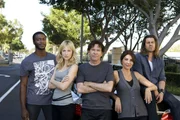 Von links: Alec Hardison (Aldis Hodge), Parker (Beth Riesgraf), Nathan Ford (Timothy Hutton), Sophie Devereaux (Gina Bellman) und Eliot Spencer (Christian Kane)