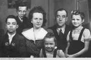 Bayerisches Fernsehen HITLERS BETROGENE GENERATION, TEIL 1, "Kriegskinder in Bayern", am Montag (19.04.10) um 22:30 Uhr.
Hans Jürgen Schulz mit Familie.