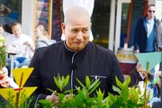 Gourmet-Koch Frank Brunswig am Kräuter-Marktstand.