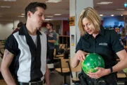 Melanie (Sanna Englund) hat noch ein paar Fragen an den Ersthelfer vom Unfallort, David Bachmann (Ole Lagerpusch), und sucht ihn deshalb im Bowlingcenter auf.