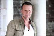 Jenke von Wilmsdorff experimentiert wieder! Mit der für ihn typischen Methode des Selbstversuchs setzt er sich mit gesellschaftlich relevanten Themen auseinander.