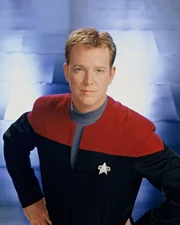 Tom Paris (Robert Duncan McNeill).