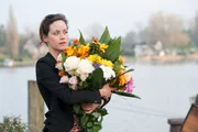 Blumen als Zeichen der Liebe: Cathrin Peters (Anja Knauer) kauft am Hafen Unmengen von Schnittblumen.
Honorarfrei - nur für diese Sendung bei Nennung ZDF und Christine Schroeder