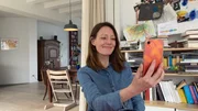 Charlotte (Lavinia Wilson) ist nur über das Internet mit ihren Freunden und ihrer Familie verbunden.